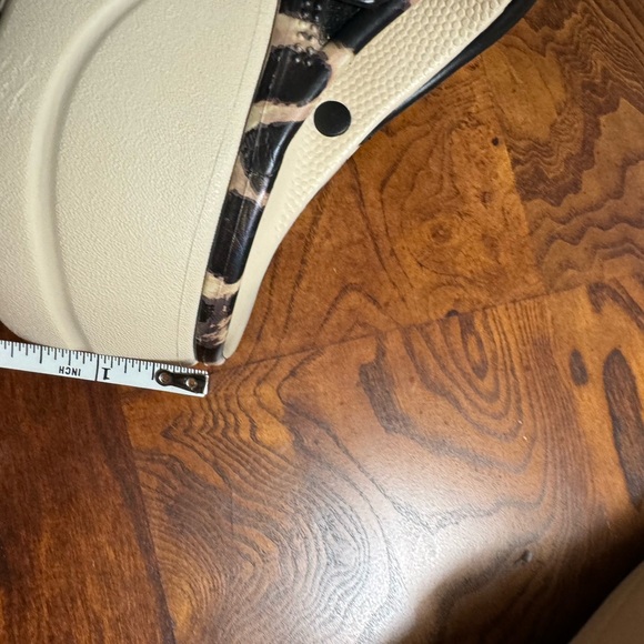 Women’s Size 8 Leopard Print CROCS - Picture 9 of 14